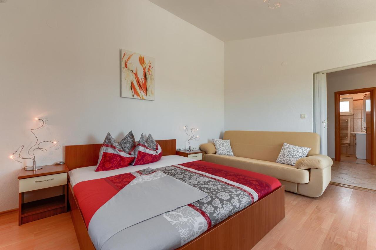 Haus Lilli Mit Pool Lägenhet Ražanac Exteriör bild
