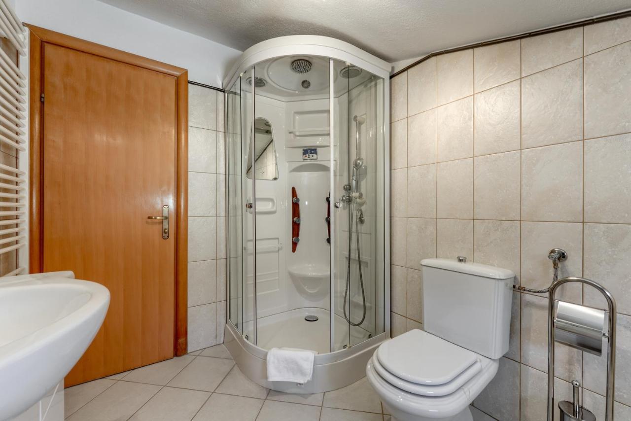 Haus Lilli Mit Pool Lägenhet Ražanac Exteriör bild
