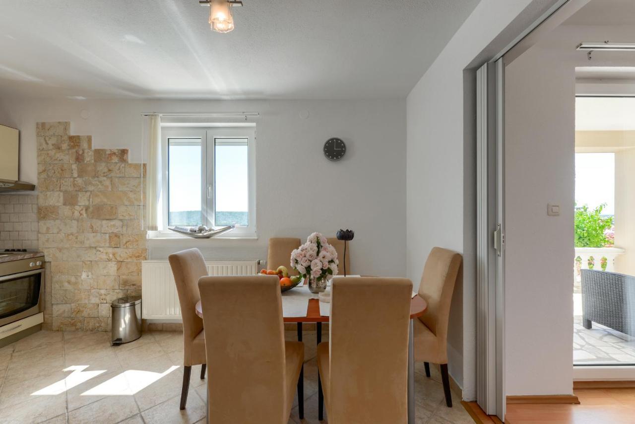 Haus Lilli Mit Pool Lägenhet Ražanac Exteriör bild