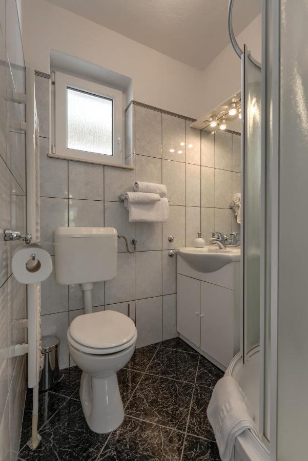 Haus Lilli Mit Pool Lägenhet Ražanac Exteriör bild