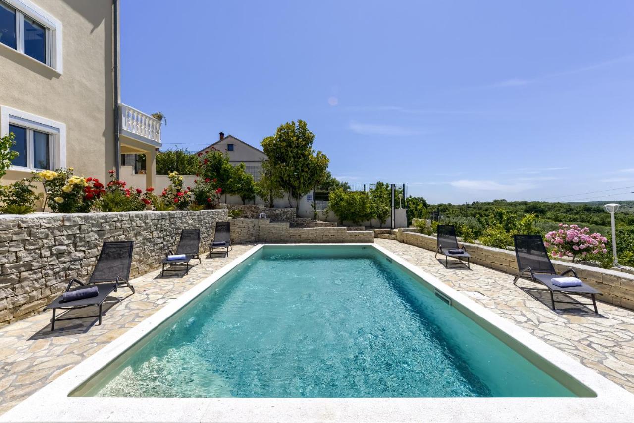 Haus Lilli Mit Pool Lägenhet Ražanac Exteriör bild