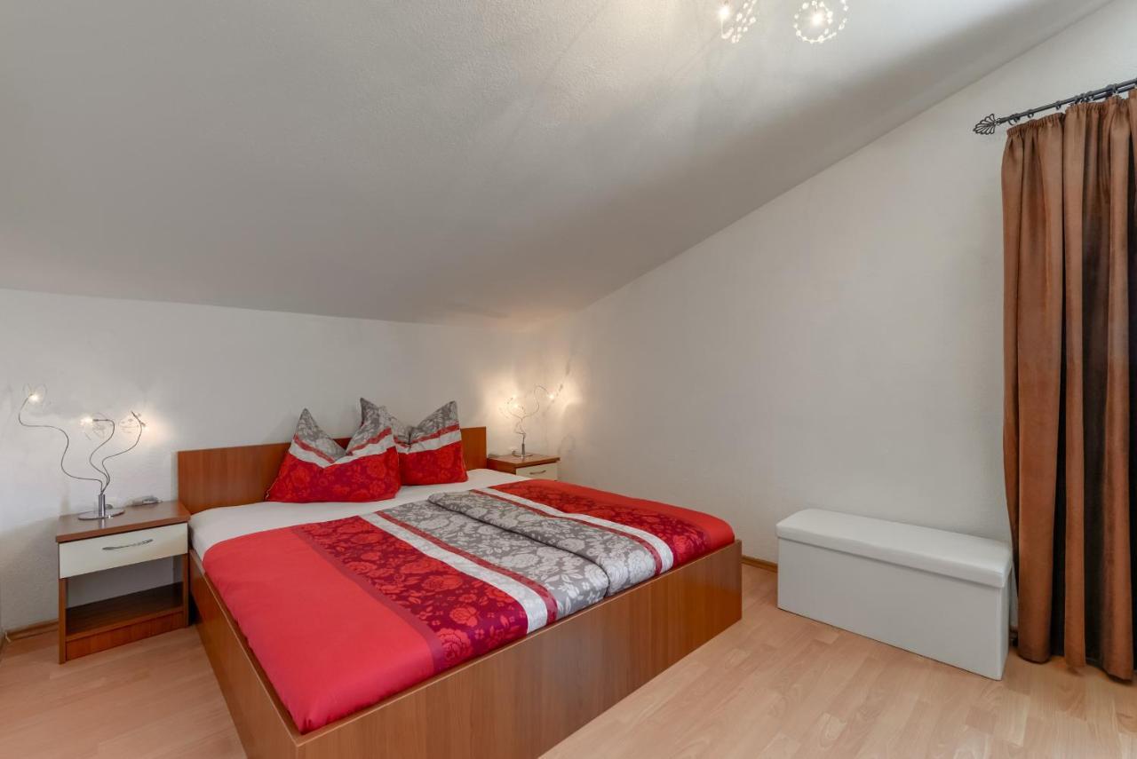 Haus Lilli Mit Pool Lägenhet Ražanac Exteriör bild