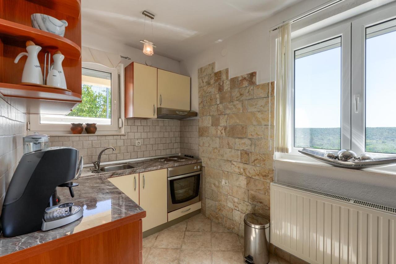 Haus Lilli Mit Pool Lägenhet Ražanac Exteriör bild