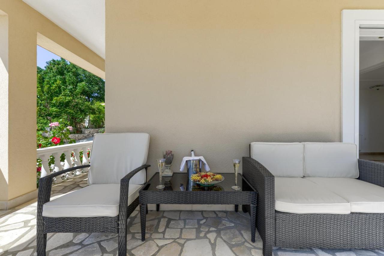 Haus Lilli Mit Pool Lägenhet Ražanac Exteriör bild