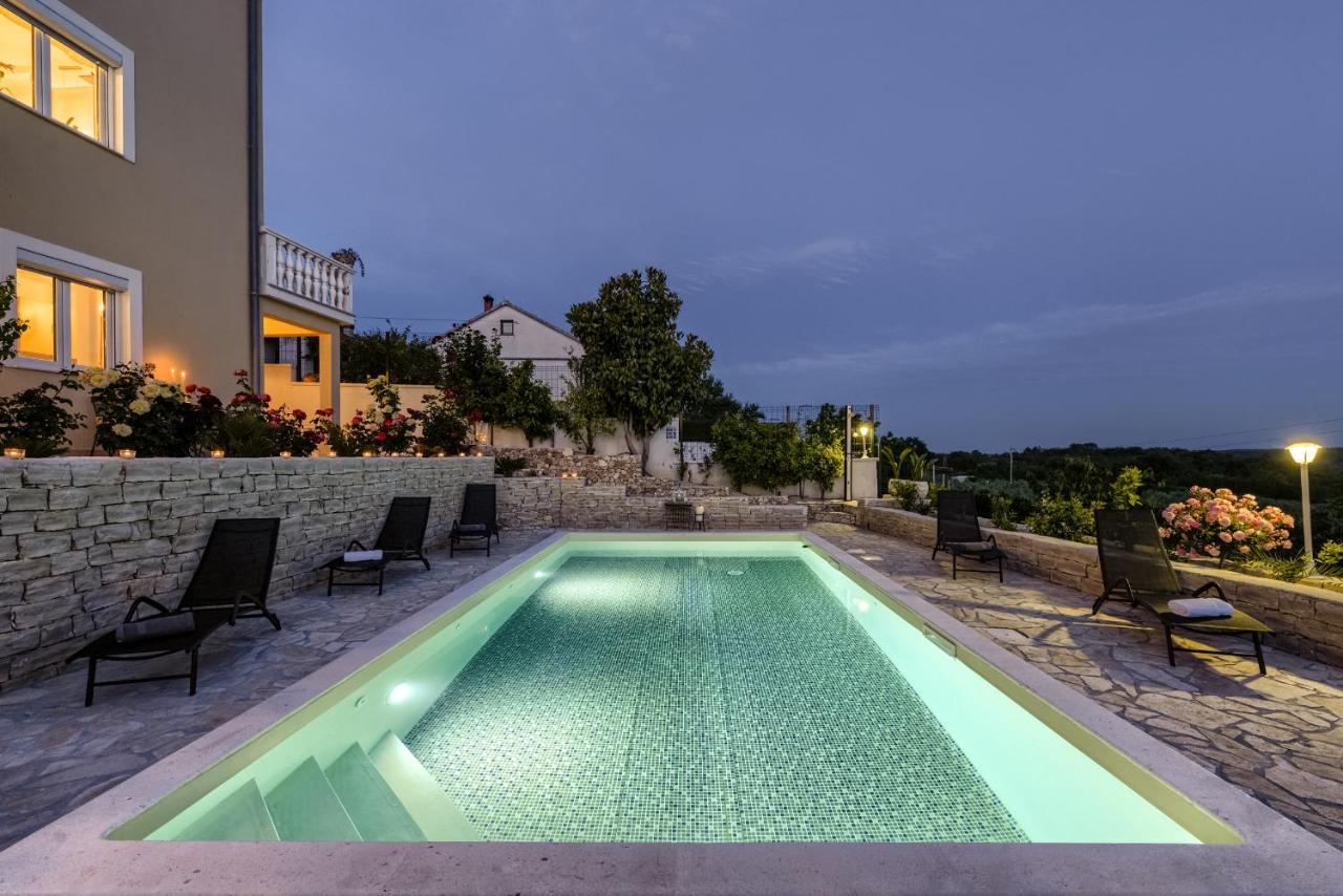 Haus Lilli Mit Pool Lägenhet Ražanac Exteriör bild