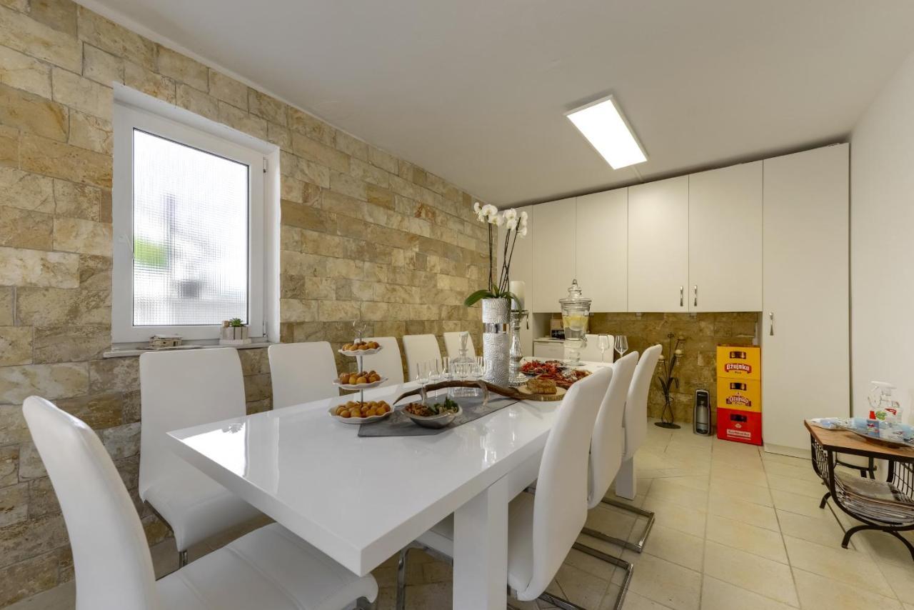 Haus Lilli Mit Pool Lägenhet Ražanac Exteriör bild